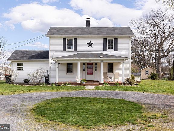 3rd image of 625 Town Run Ln