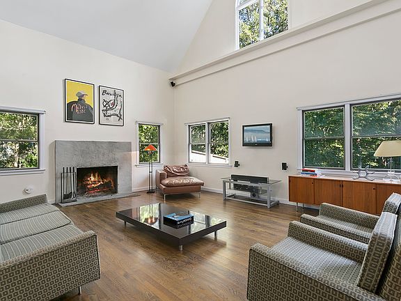 5th image of 109 W Van Dorn St