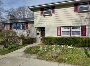 5151 N Kimbark Pl, Whitefish Bay, WI 53217