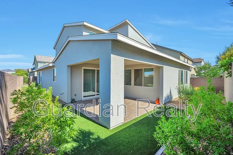 3 bed, 2.5 bath, 1985 sqft, $2,800 — Photo 3