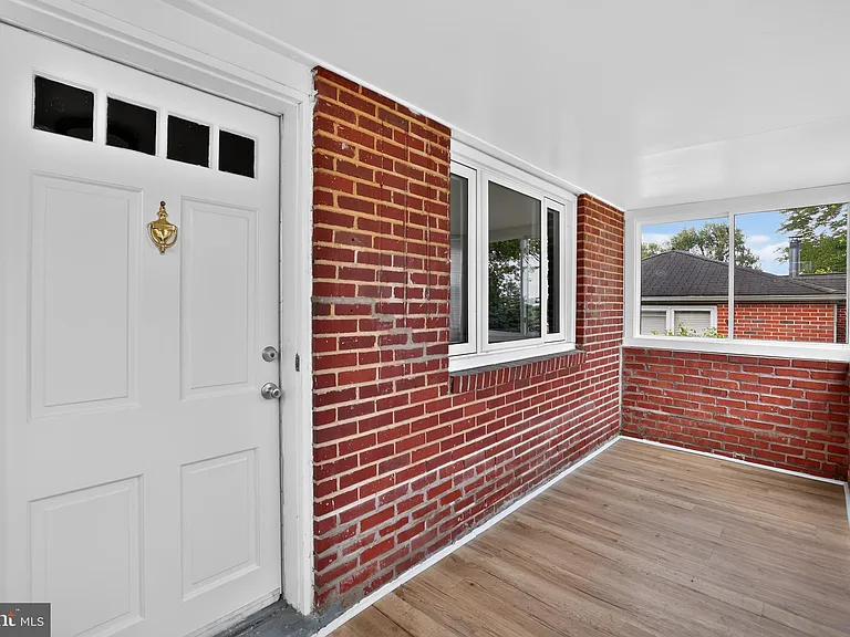 1539 Reservoir Ave — Photo 2