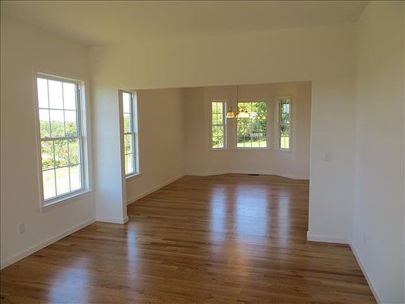 3rd image of 20 Rose Ct