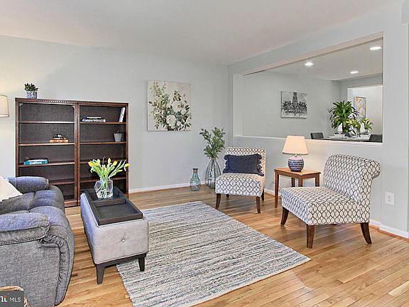4th image of 2309 Yvonnes Way