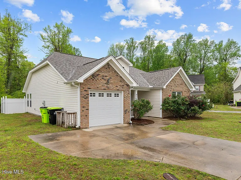 300 Hawks Bluff Dr — Photo 3