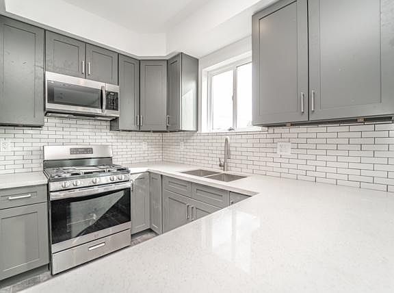 4th image of 701 W 74th St #1/2