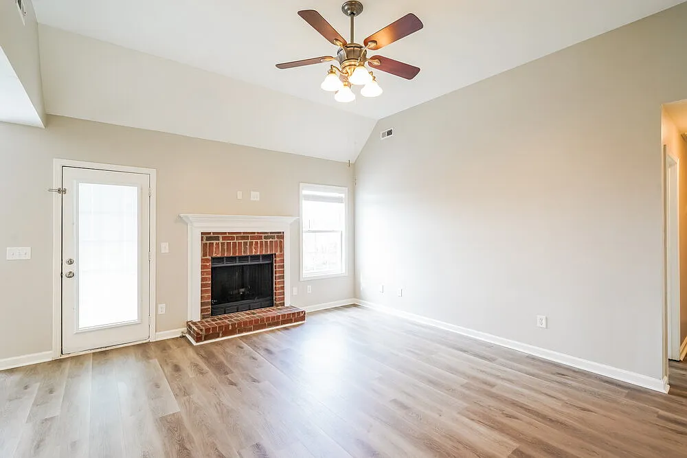 3 bed, 2.0 bath, 1678 sqft, $2,365 — Photo 4