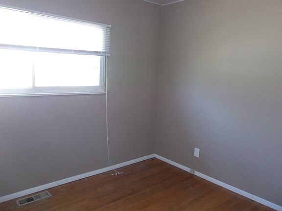 5th image of 1302 Columbus Dr