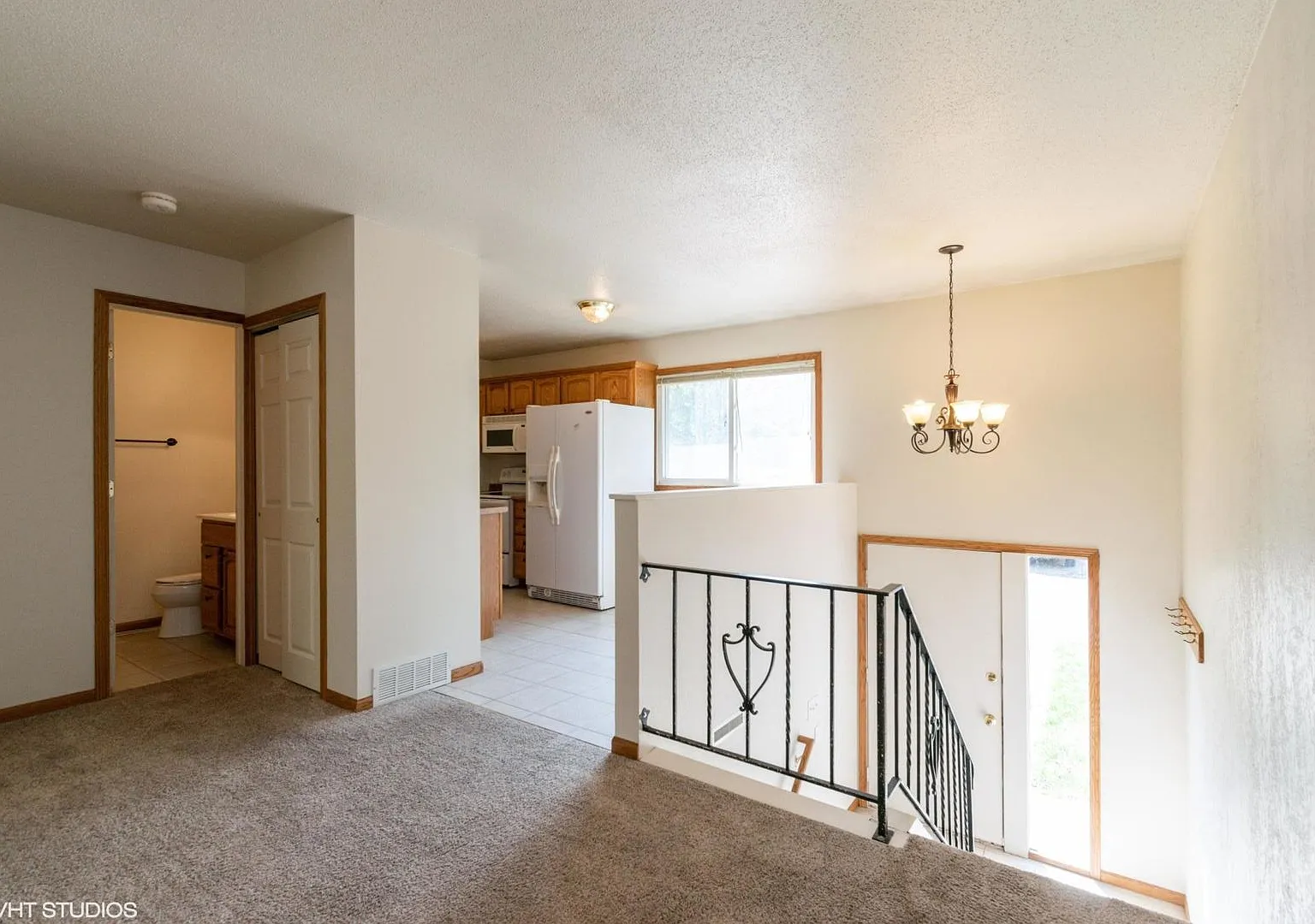 3 Bedroom townhome, Open Now, garage, 2 bathrooms, W/D Etc. — Photo 2