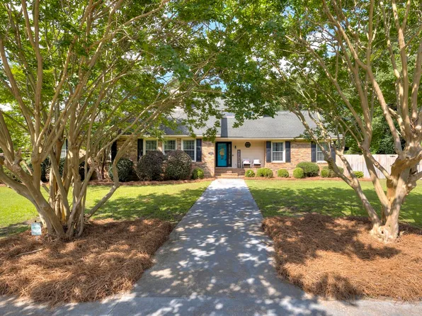 1392 Country Club Cir, Manning, SC 29102
