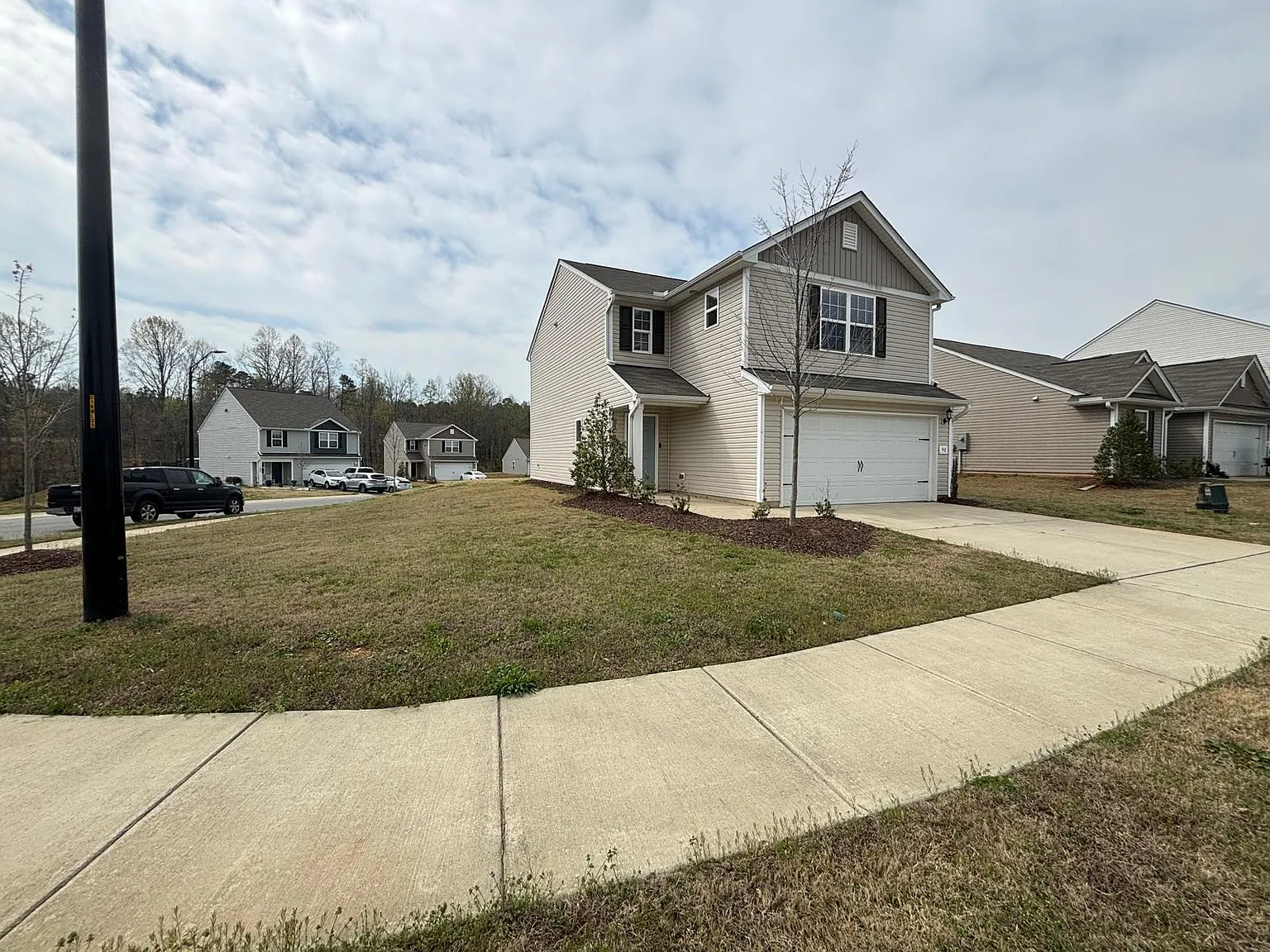 3 bed, 2.5 bath, 1692 sqft, $1,625 — Photo 2