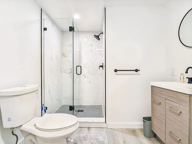 Bathroom for room 2/4