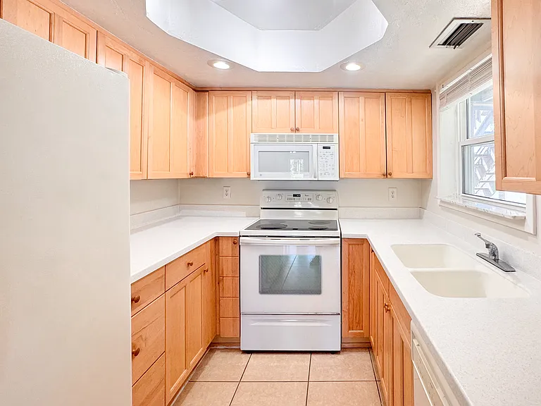 18102 Sandalwood Dr #102 — Photo 19