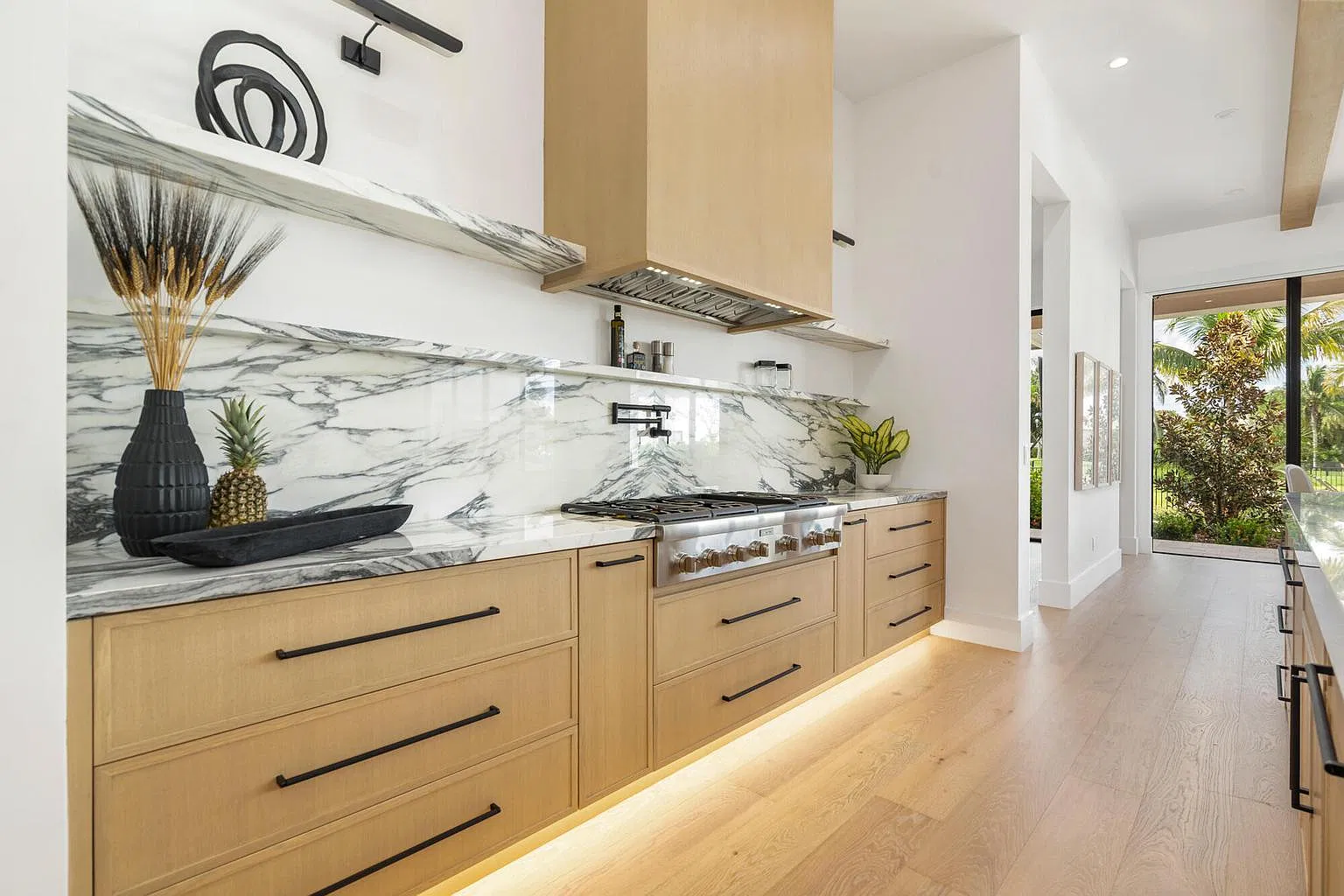 6 bed, 7.0 bath, 5500 sqft, $45,000 — Photo 4
