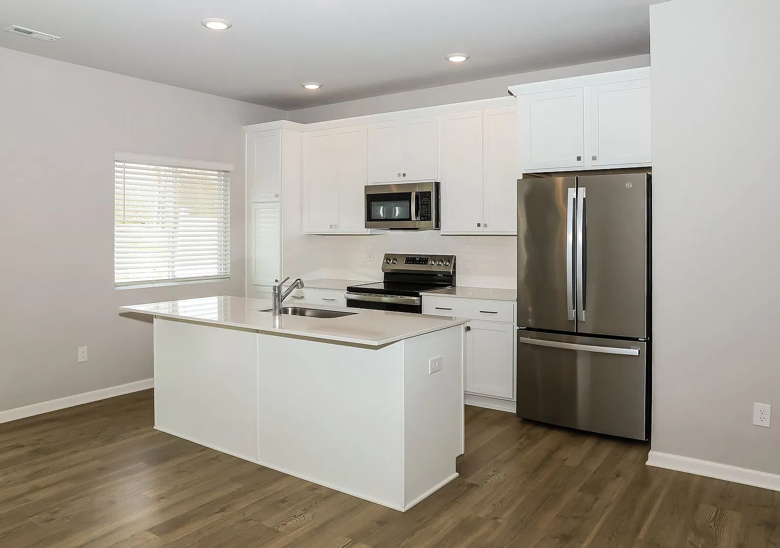 1 Month FREE Rent! Applied to Your First Full Month. Terms & Conditions Apply. — Photo 2