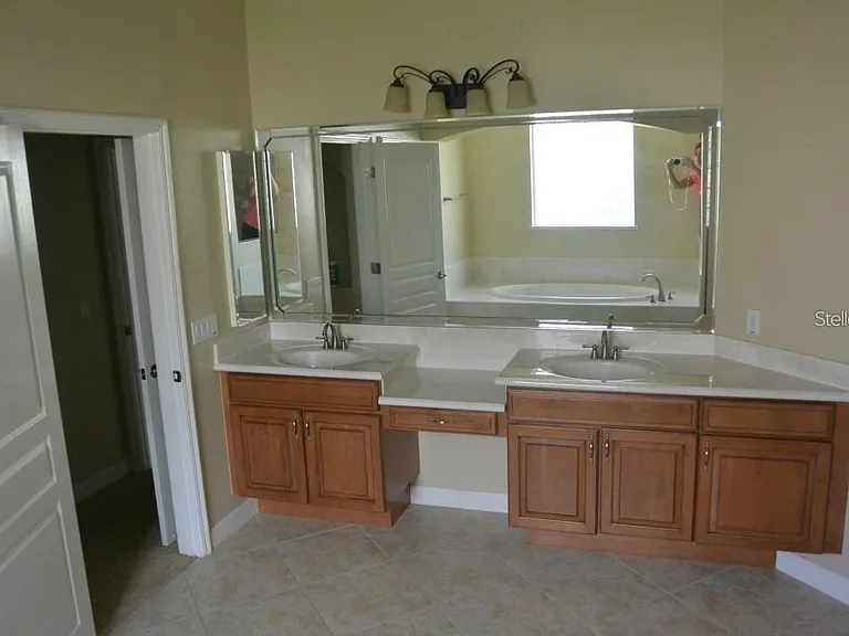 1079 Glenraven Ln — Photo 6