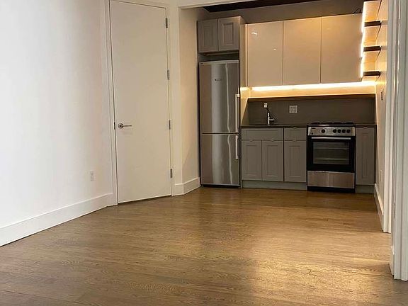 2nd image of 85 Montrose Ave #2R1
