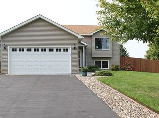 1571 Harvest Ln, Shakopee, MN 55379
