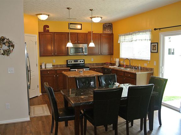 5th image of 684 Radnor Ln