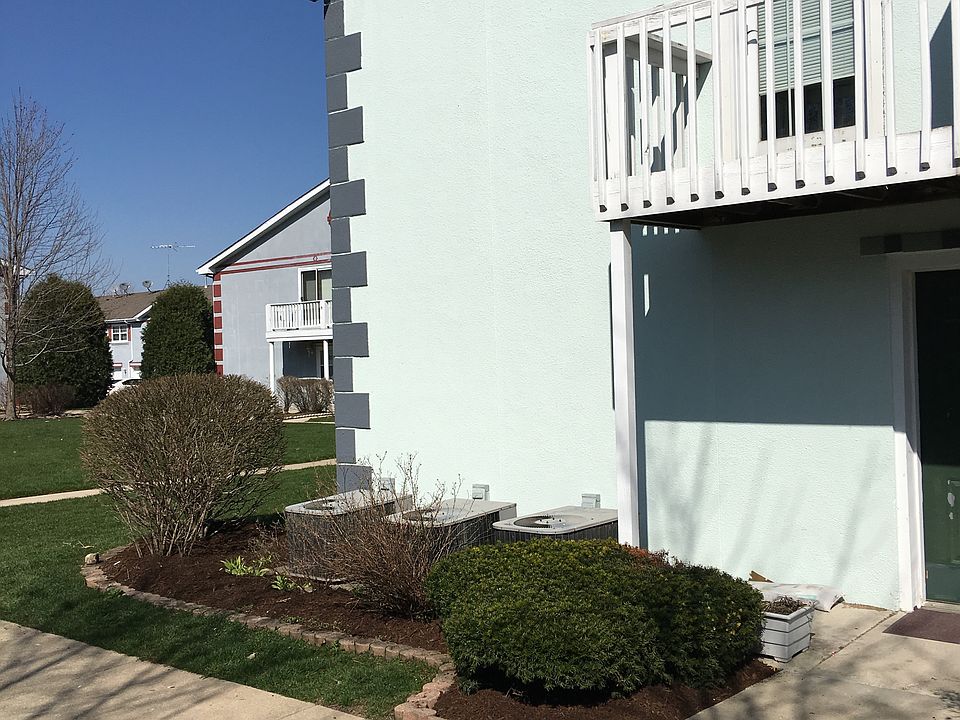 2nd image of 1111 Greenwood Cir