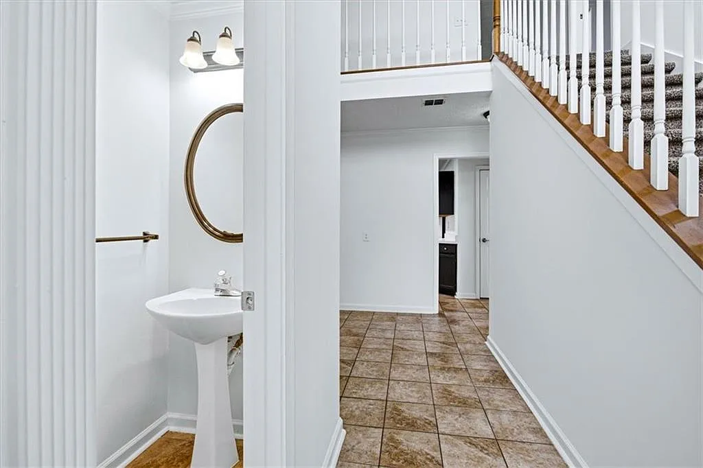 3 bed, 2.5 bath, 2455 sqft, $2,600 — Photo 3