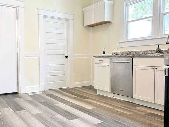 5th image of 208 Hampton St