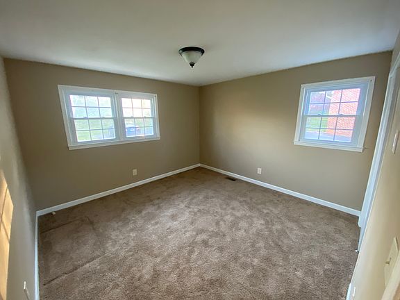2nd image of 123 Greenbriar Ln APT 2
