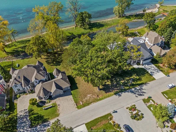 290 Crystal Bay Dr, Amherstburg, ON N9V 4A6