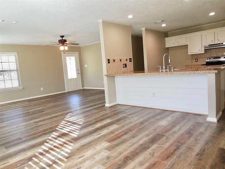 126 Rain Lily St — Photo 3