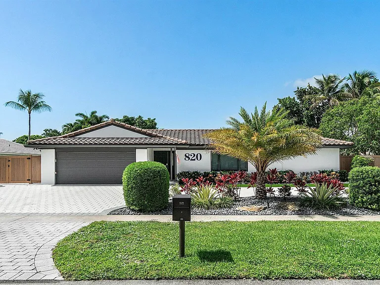 820 SW 16th St — Photo 1