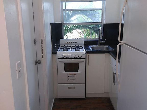 3rd image of 319 W 28th St APT 17