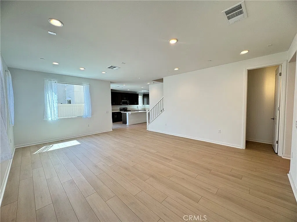 4 bed, 2.5 bath, 2038 sqft, $3,800 — Photo 4
