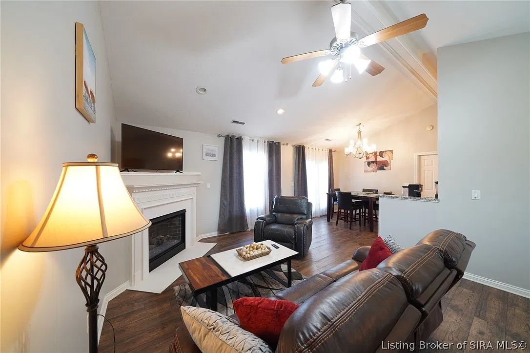3 bed, 2.0 bath, 1300 sqft, $2,100 — Photo 2