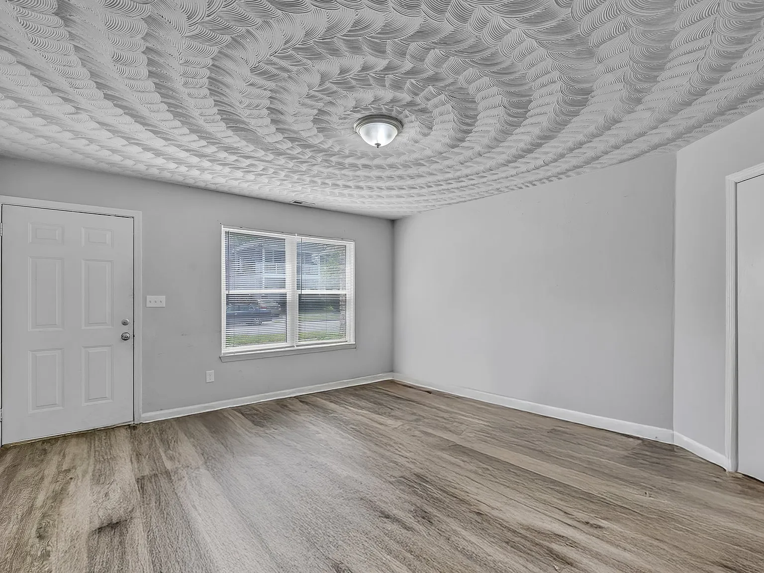 3 bed, 1.5 bath, 1050 sqft, $1,900 — Photo 1