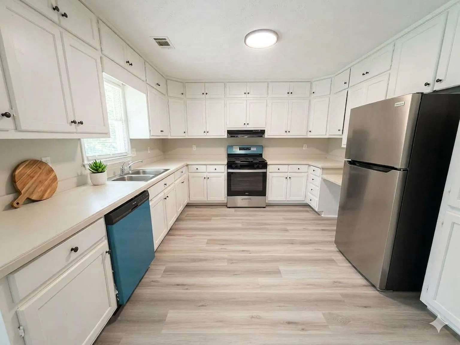 4 bed, 3.0 bath, 4102 sqft, $1,222 — Photo 4