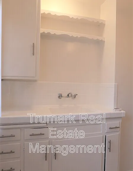 623 W Stocker St #C — Photo 8