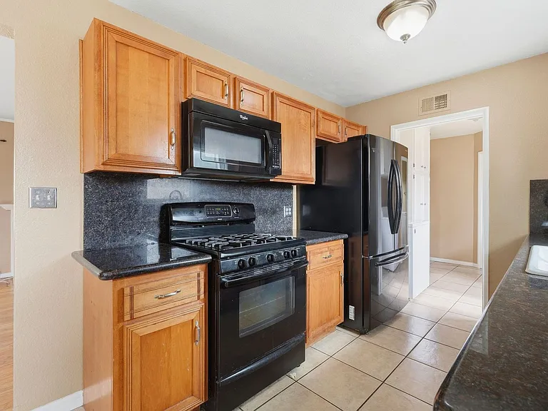345 N Shattuck Pl — Photo 7