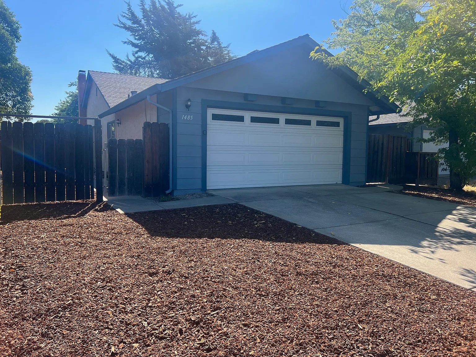 1485 Rhododendron Dr photo 1