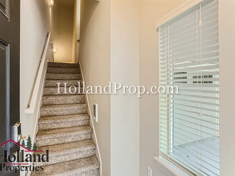 472 NE Patricia Ann Pl — Photo 2