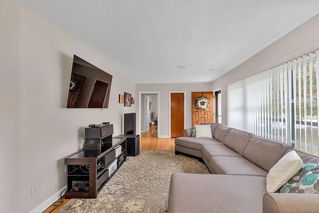 3 bed, 2.5 bath, 2085 sqft, $2,100 — Photo 2