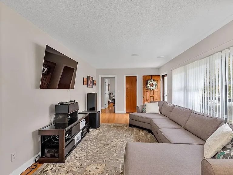 506 Acorn Ct — Photo 2