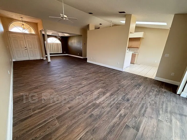 20 Clarendon Ct N — Photo 7