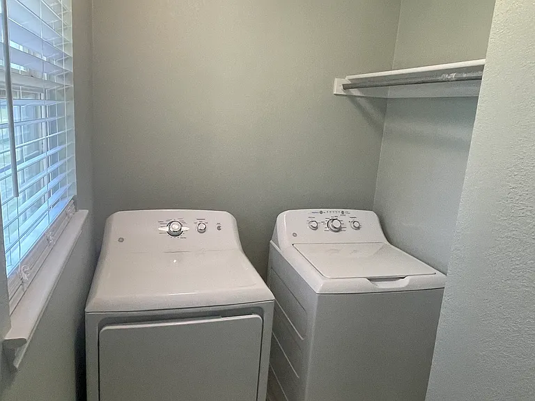 423 W Thomas St — Photo 17