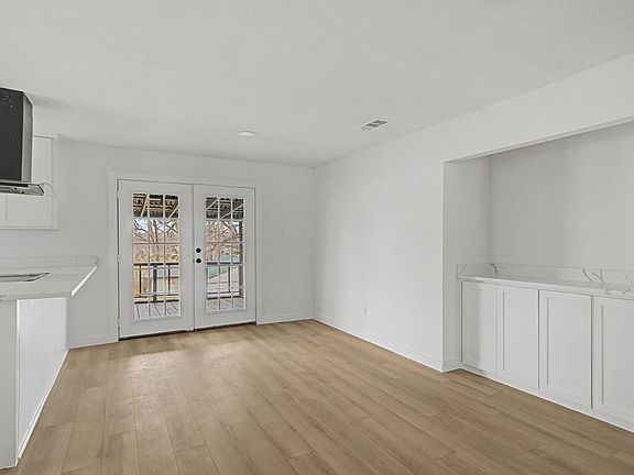 3rd image of 1411 W Gandy St