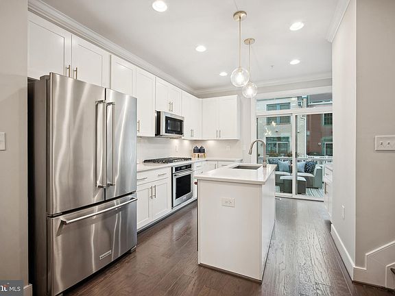 5th image of 1023 Bernard St