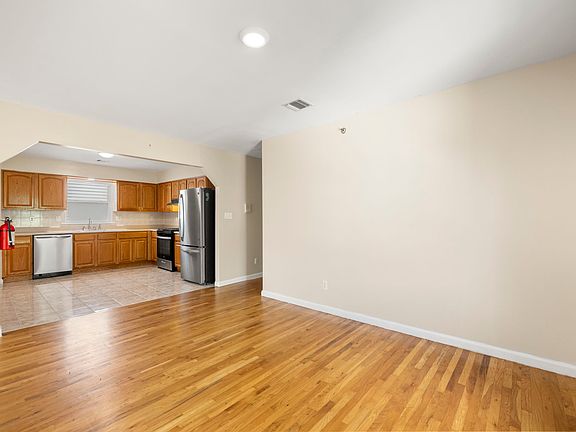 3rd image of 245-247 Hawthorne Ave #2
