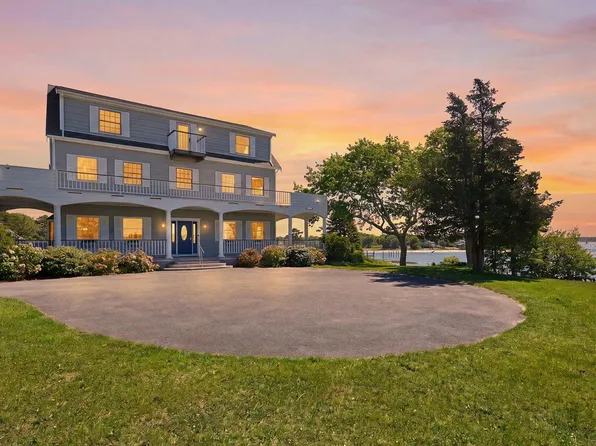 12 Groveland Street, Buzzards Bay, MA 02532