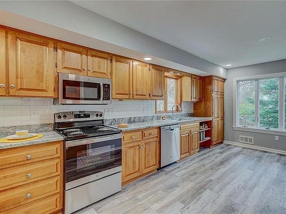 4th image of 11 Devonshire Dr