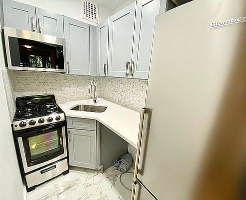3rd image of 244 Waverly Pl APT 2B