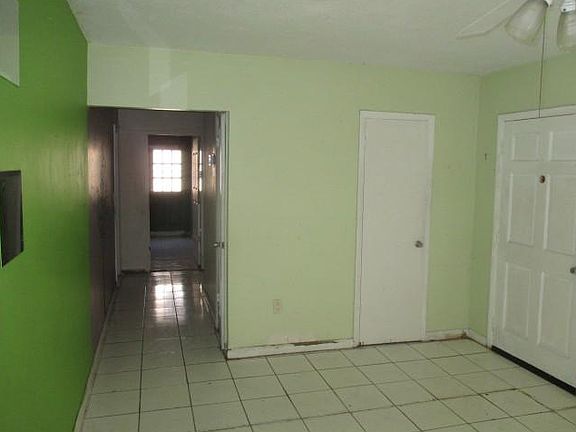 4th image of 2421 NE 183 St