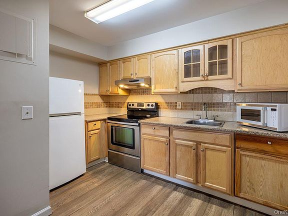 4th image of 10 Regents Place #D